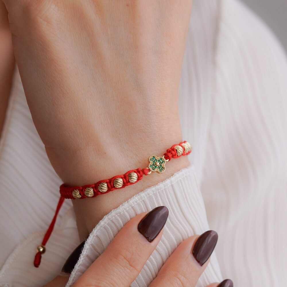 BRAZALETE MINI TREBOL VERDE HILO ROJO 4MM