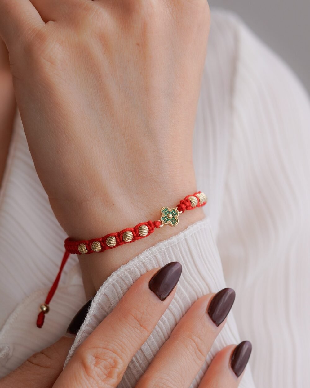 BRAZALETE MINI TREBOL VERDE HILO ROJO 4MM