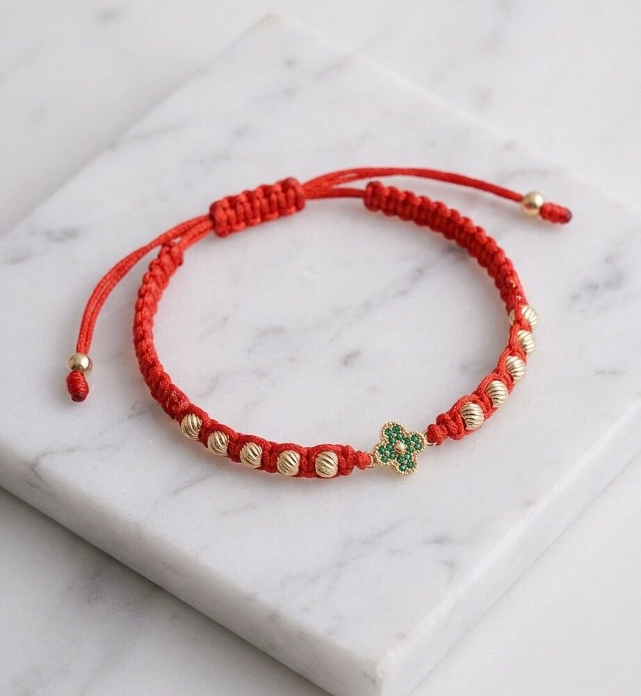 BRAZALETE MINI TREBOL VERDE HILO ROJO 4MM